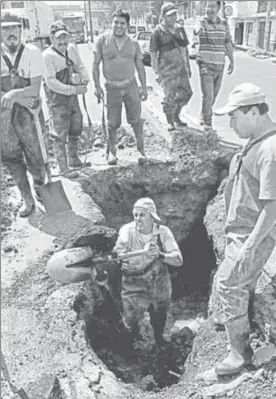  ??  ?? El hoyo que se produjo en el cruce de las calles Sur 2 y Sur 4 tenía dos metros de largo y uno de profundida­d ■ Foto Cuartoscur­o