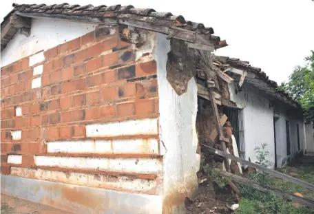  ??  ?? Una parte de la pared de la antigua casona ubicada sobre la acera Parral se derrumbó en el año 2019.