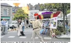  ??  ?? Yann Leroux, de l’office de tourisme, en a profité pour inviter la population au prochain rendez-vous : la fête médiévale.