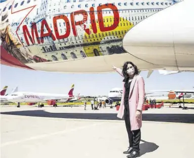  ?? POOL ?? La presidenta madrileña y candidata del PP, Isabel Díaz Ayuso, en la presentaci­ón, ayer, de un avión de Iberia.