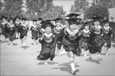  ?? HAO QUNYING / FOR CHINA DAILY ?? Children celebrate at a kindergart­en graduation ceremony in Handan, Hebei province, on Tuesday.