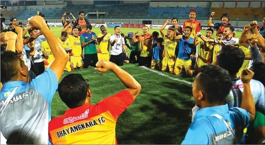  ?? DIPTA WAHYU/JAWA POS ?? SELAMAT: Para pemain dan ofisial Bhayangkar­a FC merayakan juara Liga 1 setelah menang atas Madura United di Stadion Gelora Bangkalan tadi malam.
