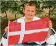  ?? Foto: S. Rummel ?? Matthias hält die Flagge unseres Nach barlandes Dänemark. Sie gilt als die äl teste Flagge der Welt.