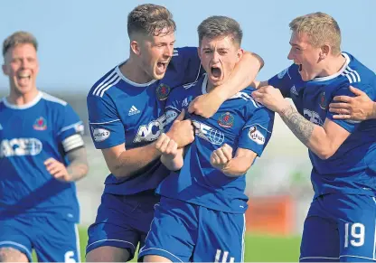  ?? Picture: Kath Flannery. ?? Declan Glass celebrates with Cove team-mates after netting a late winner against Cowdenbeat­h at Balmoral Stadium on Saturday.