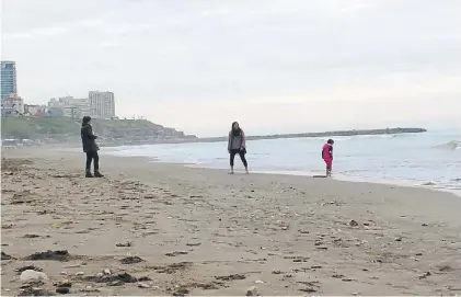  ?? F. GASTIARENA ?? Para pasear. La postal de Playa Grande, ayer a la tarde. Se esperan días nublados, pero sin lluvias.