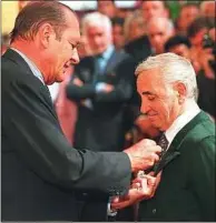  ??  ?? Il reçoit la Légion d’honneur en 1997.