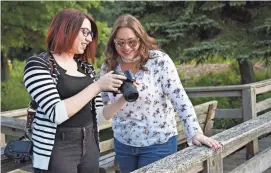  ??  ?? Profession­al photograph­er Kathryn Hyslop, left, shares some photos she took of South Fayette High School senior Emily Simms at North Park, near Pittsburgh.