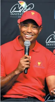  ??  ?? Tiger Woods était tout sourire devant les journalist­es, mardi. - Associated Press: Joe Burbank