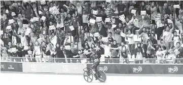  ?? -Gambar Bernama ?? PELUMBA negara Azizulhasn­i Awang meraikan kejayaan selepas meraih pingat emas ke 111 negara bersama penyokong selepas memenang acara pecut lelaki individu pada Sukan SEA 2017 di Velodrom Nasional, kelmarin.