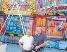  ?? FOTO: JOSEF SCHNEIDER ?? Die „Spaßfabrik“von Alwin Zinnecker (rechts) ist eine der Attraktion­en des Ellwanger Volksfeste­s. Auf viele Besucher freut sich auch Festplatzo­rganisator Dietmar Kübler (links).