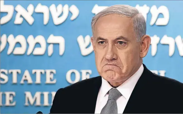  ?? GALI TIBBON / REUTERS ?? “Así no se puede dirigir un Estado”. El primer ministro israelí, Beniamin Netanyahu, en la rueda de prensa que ayer ofreció en Jerusalén: “Lapid y Livni han intentado hacer un complot contra mí”, afirmó