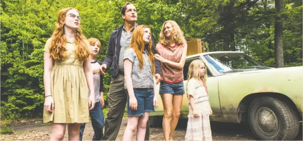  ?? Jake Giles Netter ?? Young Lori (Sadie Sink, left), Young Brian (Charlie Shotwell), father Rex Walls (Woody Harrelson) Young Jeannette (Ella Anderson), mother Rose Mary Walls (Naomi Watts) and Youngest Maureen (Eden Grace Redfield) in “The Glass Castle.”