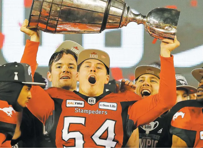  ?? PHOTO USA TODAY ?? Pierre-Luc Caron était euphorique quand il a soulevé la coupe Grey suite à la victoire des Stampeders de Calgary face au Rouge et Noir d’Ottawa à Edmonton, hier.