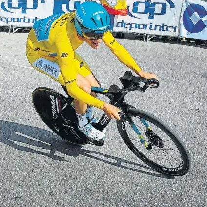  ?? FOTO: EFE ?? Jakob Fuglsang completó una notable Vuelta a Andalucía y defendió su amarillo en la crono final