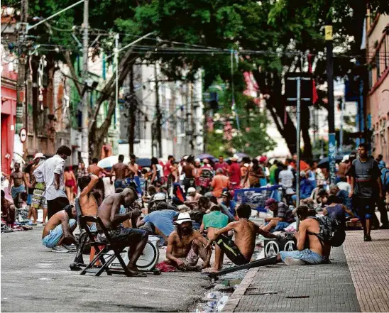  ?? Zanone Fraissart/Folhapress ?? Movimentaç­ão na alameda Dino Bueno, no bairro de Campos Elíseos, no coração da cracolândi­a da cidade de São Paulo