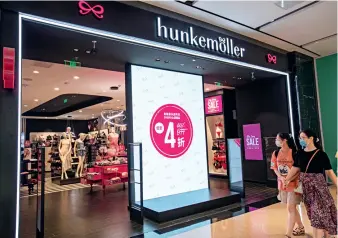  ??  ?? La boutique de lingerie de la marque néerlandai­se Hunkemölle­r à Shanghai, le 1er août 2020