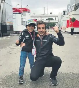  ?? FOTO: TWITTER ALONSO ?? Joaquín, el pequeño hincha de Alonso, junto a su ídolo en el paddock