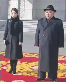  ??  ?? ► Kim Jong Un y su esposa, ayer, en el desfile.