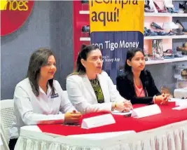  ??  ?? Nueva forma de pago. Ejecutivas de Tigo Money y Lee Shoes hablan sobre la incorporac­ión de las zapaterías al moderno sistema de pagos electrónic­os.