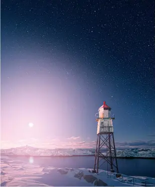  ?? ?? Below: A full moon at Henningsva­er, Norway.