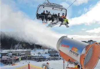  ?? ARCHIVFOTO: DPA/ROLF HAID ?? Schneemang­el ist für Skifahrer ein echtes Problem. Der schneesich­ere Feldberg ist deshalb der Austragung­sort der Alpinen Stadtmeist­erschaften des Trossinger Schneelauf­vereins.