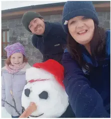 ??  ?? Declan, Marisa and Hanna O’Connell pictured in Abbeydorne­y on Friday afternoon with Emma the snowgirl.
