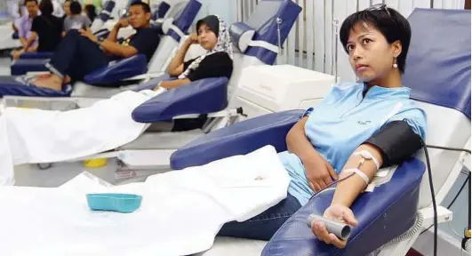  ??  ?? Life savers: Some of the people who turned up at the National Blood Bank in Kuala Lumpur yesterday. — BRIAN MOH /
The Star