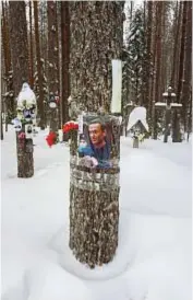  ?? ?? LA STORIA SI RIPETE Sandarmokh (Russia). Una foto di Aleksej Navalny appesa a un albero nel luogo dove migliaia di vittime delle purghe staliniane sono state sepolte.