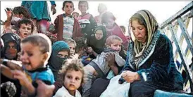  ?? BULENT KILIC/GETTY-AFP ?? Displaced Iraqis arrive to a camp for refugees south of the city of Mosul on Saturday.