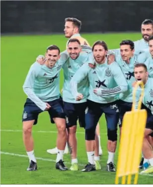  ??  ?? Los jugadores de la selección bromean antes de comenzar el entrenamie­nto en Cádiz.