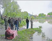  ?? WASEEM ANDRABI /HT ?? A family member of one of the victims prays on the banks of Jhelum River in Srinagar on Tuesday.