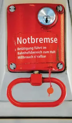  ?? Foto: Soeder, dpa ?? Der Begriff „Notbremse“steht tatsächlic­h im Gesetzentw­urf der Bundesregi­erung: Mit Lockerunge­n nach Landesbeli­eben könnte bald Schluss sein.