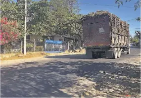  ??  ?? Cruce peligroso. La excesiva velocidad y corta visibilida­d de las señales de tránsito son factores que podrían derivar en una tragedia frente al instituto nacional.