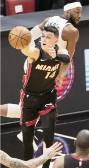  ?? AL DIAZ adiaz@miamiheral­d.com ?? Heat guard Tyler Herro, who scored 27 points to lead Miami in scoring, looks to pass from under the basket in the first quarter against the Timberwolv­es.