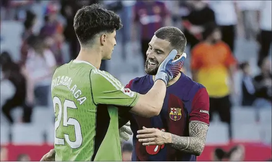 ?? FOTO: PEP MORATA ?? Exrojiblan­cos Los ondarrutar­ras Kepa e Iñigo Martínez se saludan tras la disputa de un Barça-Real Madrid