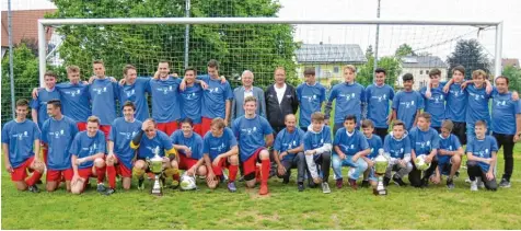  ?? Foto: Ardelt ?? So sehen Sieger aus: Die A Junioren des VfR Jettingen auf der linken Seite und die C Junioren der JFG Region Krumbach (rechts) mit Landrat Hubert Hafner und Kreis Ju gendspiell­eiter Holger Ardelt.