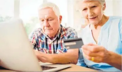  ??  ?? Cuatro de cada diez mayores se conectan una vez a la semana a internet.