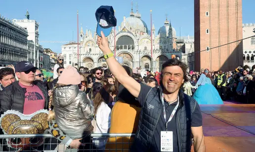  ??  ?? Campione Stamattina alle 12 Kristian Ghedina scenderà come Aquila del Carnevale dal campanile (Foto Vision)