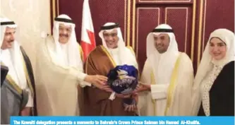  ??  ?? The Kuwaiti delegation presents a memento to Bahrain’s Crown Prince Salman bin Hamad Al-Khalifa.