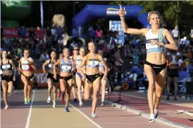  ?? FOTO: LEHTIKUVA/HEIKKI SAUKKOMAA ?? Borgå Akilles löpare Sara Kuivisto är överlägsen på medeldista­nserna.