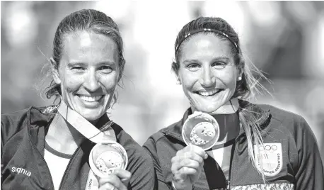  ??  ?? Orgullosas.
Ana Gallay y Georgina Klug exhiben sus medallas de oro históricas para el deporte argentino.
