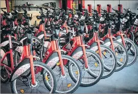  ?? LLIBERT TEIXIDÓ ?? Las nuevas bicicletas esperan en un almacén que llegue su hora