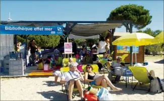  ?? (Photo DR) ?? Comme chaque été depuis cinq ans, la bibliothèq­ue Effet Mer va s’installer sur la plage des Sablettes, où chacun pourra venir consulter ou commander des ouvrages.