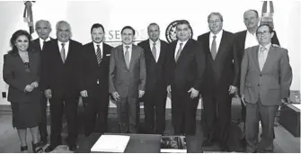  ??  ?? En la
reunión de trabajo, que se llevó a cabo en las instalacio­nes del Palacio de Cobián, los titulares de los ejecutivos estatales propusiero­n al secretario de Gobernació­n para continuar con la lucha contra la insegurida­d