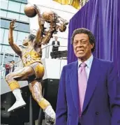  ?? REED SAXON AP ?? Lakers great Elgin Baylor, who died Monday, stands next to a statue of him outside Staples Center in L.A.