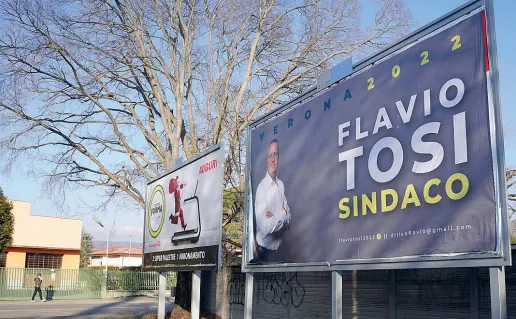  ?? ?? Semplicità Per lanciare la propria candidatur­a a sindaco (di nuovo) di Verona, Flavio Tosi punta proprio sul binomio fra il suo nome e la parola «sindaco» ( Fotoland)