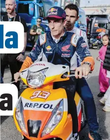  ?? ANSA ?? Marc Marquez arriva in scooter nel paddock di Valencia