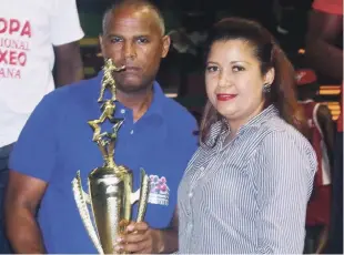  ?? FUENTE EXTERNA ?? La diputada Mónica Lorenzo hace entrega del trofeo de campeón de la Copa Romana de Boxeo a Armando Hernández, del equipo nacional de boxeo.