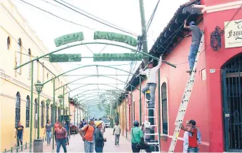  ?? FOTO: MARLON LAGUNA ?? CIUDAD. Empleados de la Municipali­dad en los preparativ­os del paseo.