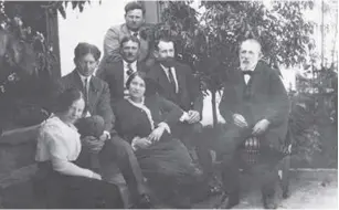  ?? (Beit Aaronsohn Zichron Ya’akov) ?? A LARGE ROLE in securing the Balfour Declaratio­n was played by the Jewish undergroun­d movement headed by Aaron Aaronsohn, seen at the rear of this family photo.
